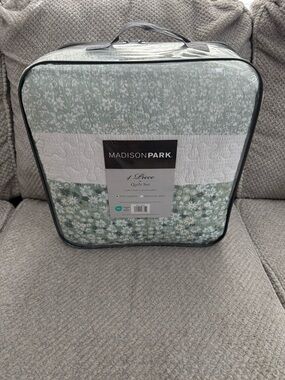 Madison Park Sage Green Floral Quilt Set - 4 Piece NWT